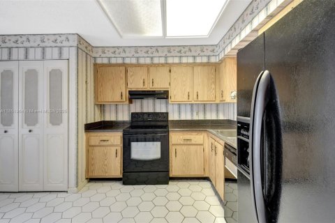 Condo in Delray Beach, Florida, 2 bedrooms  № 1858691 - photo 11