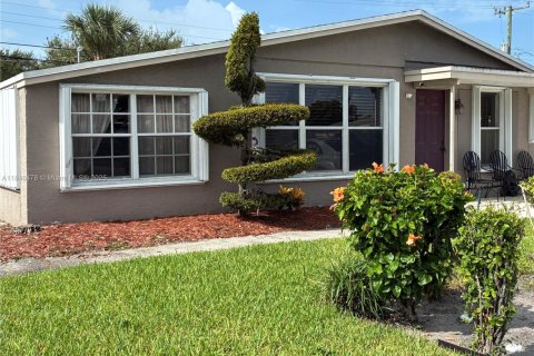 Casa en venta en Pompano Beach, Florida, 3 dormitorios, 110.55 m2 № 1845932 - foto 1