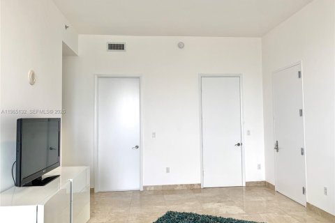 Condo in Sunny Isles Beach, Florida, 2 bedrooms  № 2052841 - photo 19