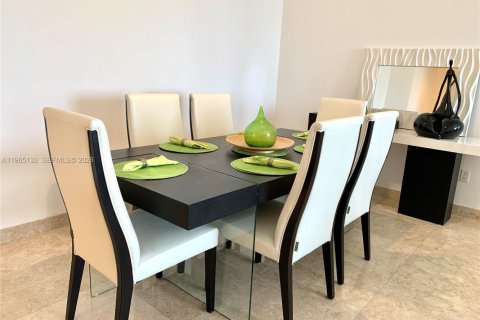 Condo in Sunny Isles Beach, Florida, 2 bedrooms  № 2052841 - photo 5