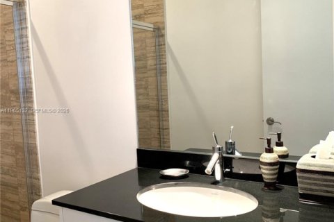 Condo in Sunny Isles Beach, Florida, 2 bedrooms  № 2052841 - photo 28