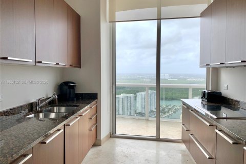 Condo in Sunny Isles Beach, Florida, 2 bedrooms  № 2052841 - photo 14