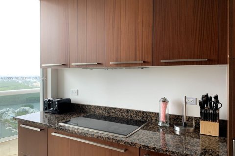 Condo in Sunny Isles Beach, Florida, 2 bedrooms  № 2052841 - photo 15