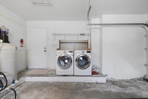House in Cutler Bay, Florida 4 bedrooms, 165.55 sq.m. № 2411966 - photo 29
