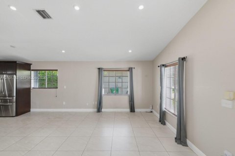 House in Cutler Bay, Florida 4 bedrooms, 165.55 sq.m. № 2411966 - photo 5