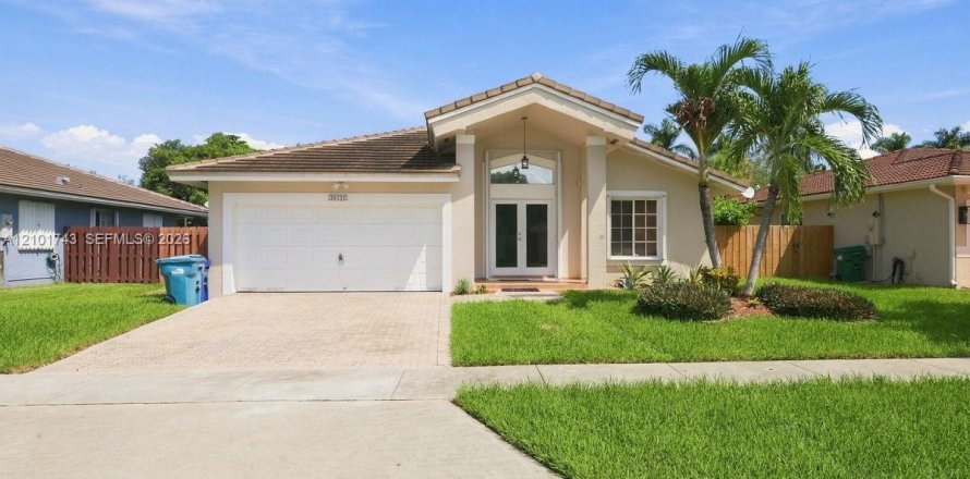 House in Cutler Bay, Florida 4 bedrooms, 165.55 sq.m. № 2411966