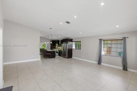 House in Cutler Bay, Florida 4 bedrooms, 165.55 sq.m. № 2411966 - photo 3