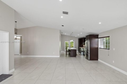 House in Cutler Bay, Florida 4 bedrooms, 165.55 sq.m. № 2411966 - photo 6