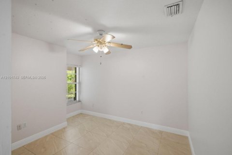 House in Cutler Bay, Florida 4 bedrooms, 165.55 sq.m. № 2411966 - photo 20