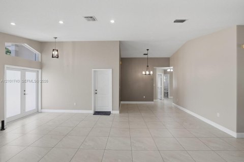 House in Cutler Bay, Florida 4 bedrooms, 165.55 sq.m. № 2411966 - photo 8