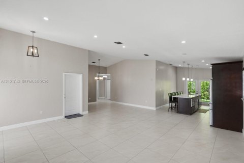 House in Cutler Bay, Florida 4 bedrooms, 165.55 sq.m. № 2411966 - photo 7