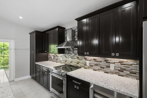 House in Cutler Bay, Florida 4 bedrooms, 165.55 sq.m. № 2411966 - photo 13