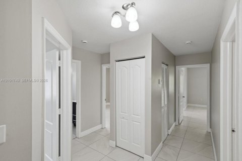 House in Cutler Bay, Florida 4 bedrooms, 165.55 sq.m. № 2411966 - photo 16