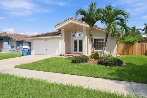 House in Cutler Bay, Florida 4 bedrooms, 165.55 sq.m. № 2411966 - photo 2