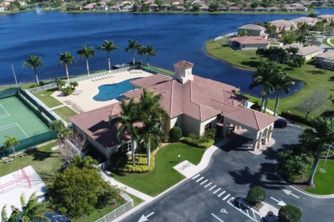 House in Fort Pierce, Florida 3 bedrooms, 164.07 sq.m. № 1132668 - photo 1