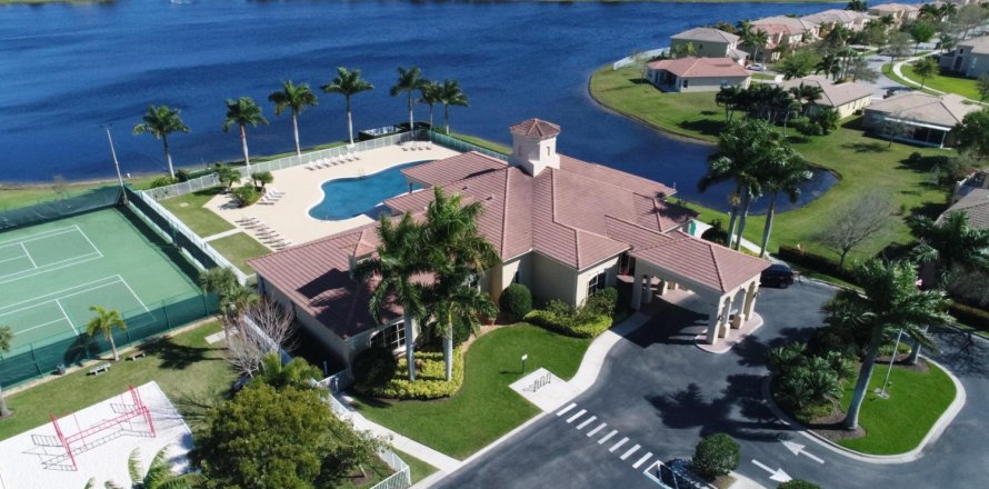 House in Fort Pierce, Florida 3 bedrooms, 164.07 sq.m. № 1132668