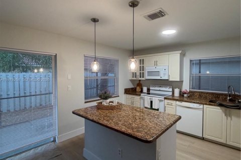 Casa en alquiler en Sunrise, Florida, 3 dormitorios, 151.24 m2 № 2064419 - foto 11