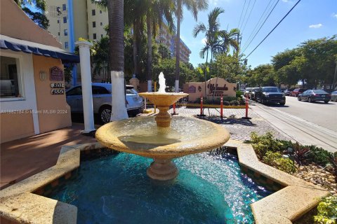 Condo in Miami, Florida, 1 bedroom  № 1697918 - photo 2