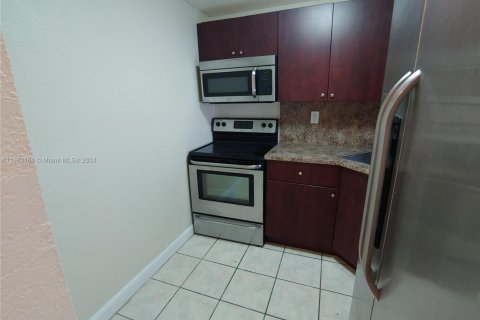 Condo in Miami, Florida, 1 bedroom  № 1697918 - photo 11