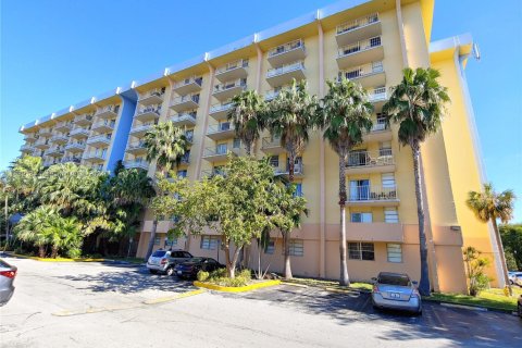 Condo in Miami, Florida, 1 bedroom  № 1697918 - photo 3