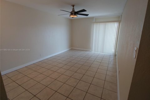 Condo in Miami, Florida, 1 bedroom  № 1697918 - photo 4