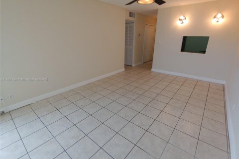 Condo in Miami, Florida, 1 bedroom  № 1697918 - photo 6