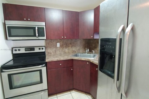 Condo in Miami, Florida, 1 bedroom  № 1697918 - photo 9