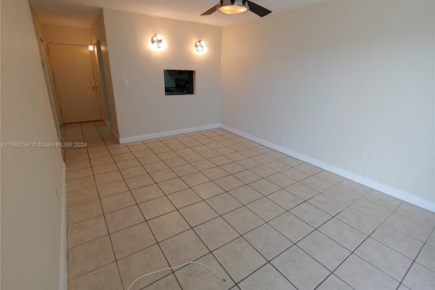 Condo in Miami, Florida, 1 bedroom  № 1697918 - photo 7
