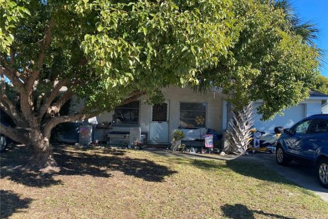 House in Port Richey, Florida 2 bedrooms, 97.27 sq.m. № 2302648