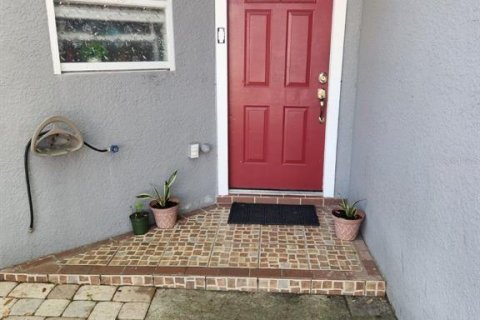 Casa en alquiler en Tampa, Florida, 3 dormitorios, 137.12 m2 № 2147852 - foto 2