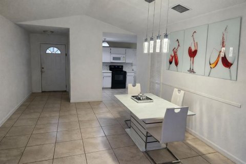 Casa en alquiler en Tampa, Florida, 3 dormitorios, 137.12 m2 № 2147852 - foto 5