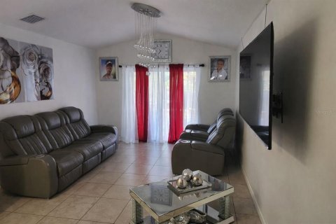 Casa en alquiler en Tampa, Florida, 3 dormitorios, 137.12 m2 № 2147852 - foto 4
