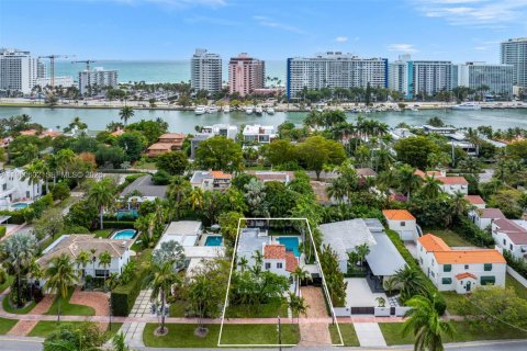 Villa ou maison à Miami Beach, Floride 4 chambres, 264.4 m2 № 2024328
