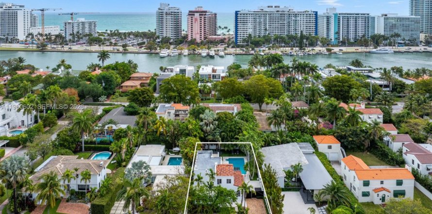 Villa ou maison à Miami Beach, Floride 4 chambres, 264.4 m2 № 2024328