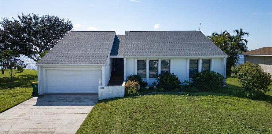 House in Punta Gorda, Florida 3 bedrooms, 172.89 sq.m. № 1903037