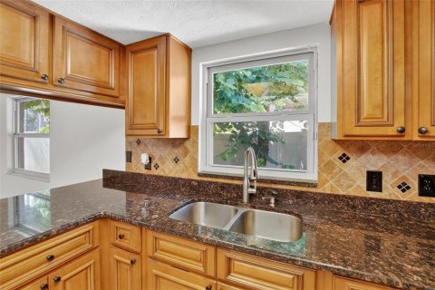 House in Brandon, Florida 4 bedrooms, 175.03 sq.m. № 1875954 - photo 10