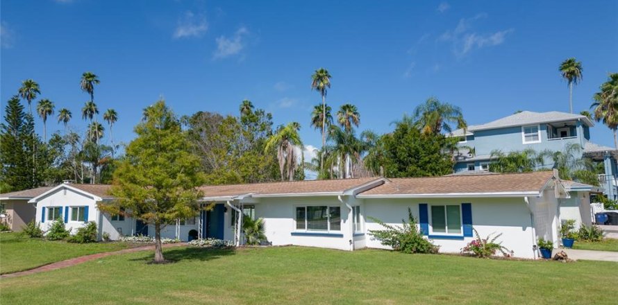 House in Dunedin, Florida 3 bedrooms, 163.88 sq.m. № 1914433