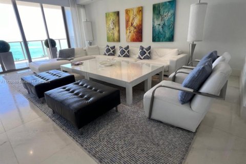 Condominio en alquiler en Bal Harbour, Florida, 3 dormitorios, 263.84 m2 № 1938488 - foto 2