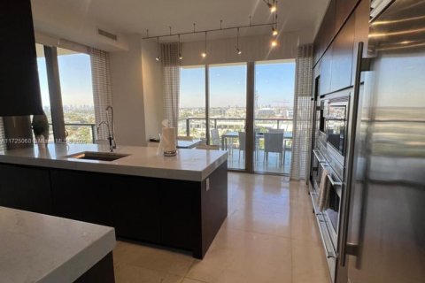 Condominio en alquiler en Bal Harbour, Florida, 3 dormitorios, 263.84 m2 № 1938488 - foto 17