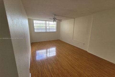 Condominio en venta en North Miami Beach, Florida, 2 dormitorios, 108.32 m2 № 1880296 - foto 8