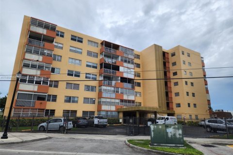 Condominio en venta en North Miami Beach, Florida, 2 dormitorios, 108.32 m2 № 1880296 - foto 1
