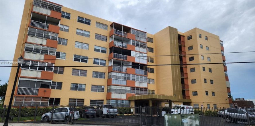 Condominio en North Miami Beach, Florida, 2 dormitorios № 1880296