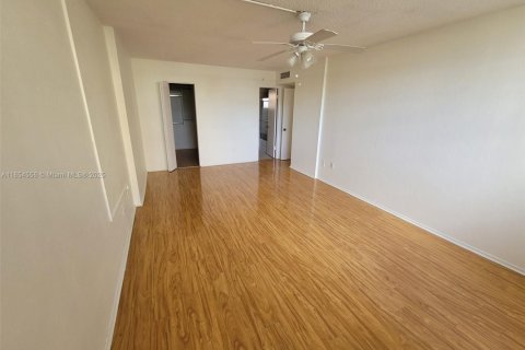 Condominio en venta en North Miami Beach, Florida, 2 dormitorios, 108.32 m2 № 1880296 - foto 11
