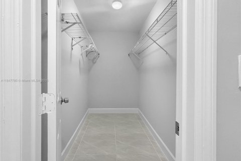 House in Miami, Florida 4 bedrooms, 191.19 sq.m. № 1848375 - photo 22