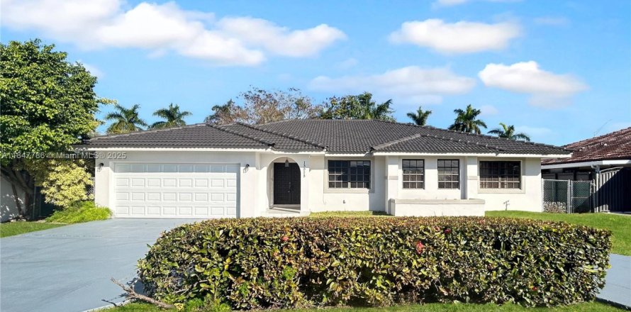 House in Miami, Florida 4 bedrooms, 191.19 sq.m. № 1848375