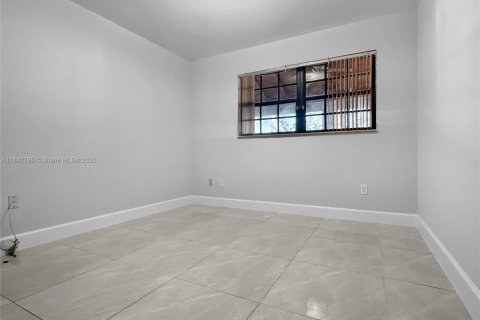 House in Miami, Florida 4 bedrooms, 191.19 sq.m. № 1848375 - photo 17