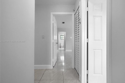 House in Miami, Florida 4 bedrooms, 191.19 sq.m. № 1848375 - photo 14