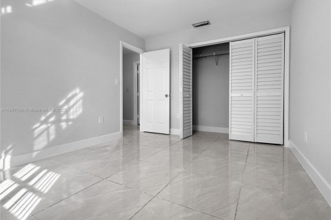 House in Miami, Florida 4 bedrooms, 191.19 sq.m. № 1848375 - photo 9