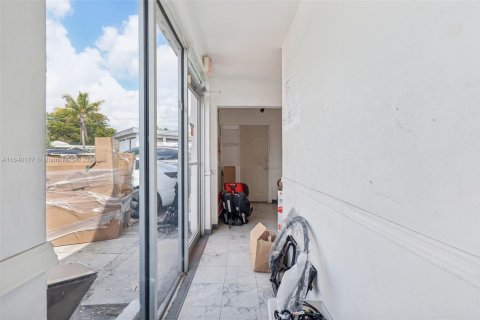 Commercial property in North Miami Beach, Florida № 1315941 - photo 22