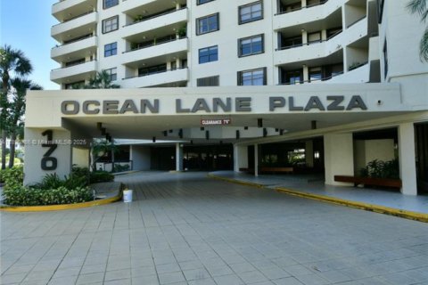 Снять в аренду кондоминиум в Ки-Бискейн, Флорида 2 спальни, 124.02м2, № 1947627 - фото 30